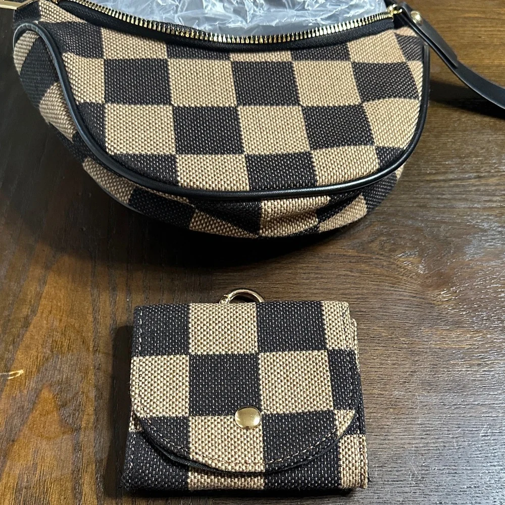 Crosbady‎ with wallet